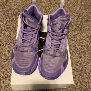 Way of wade 10 basketball shoes. Color lavender